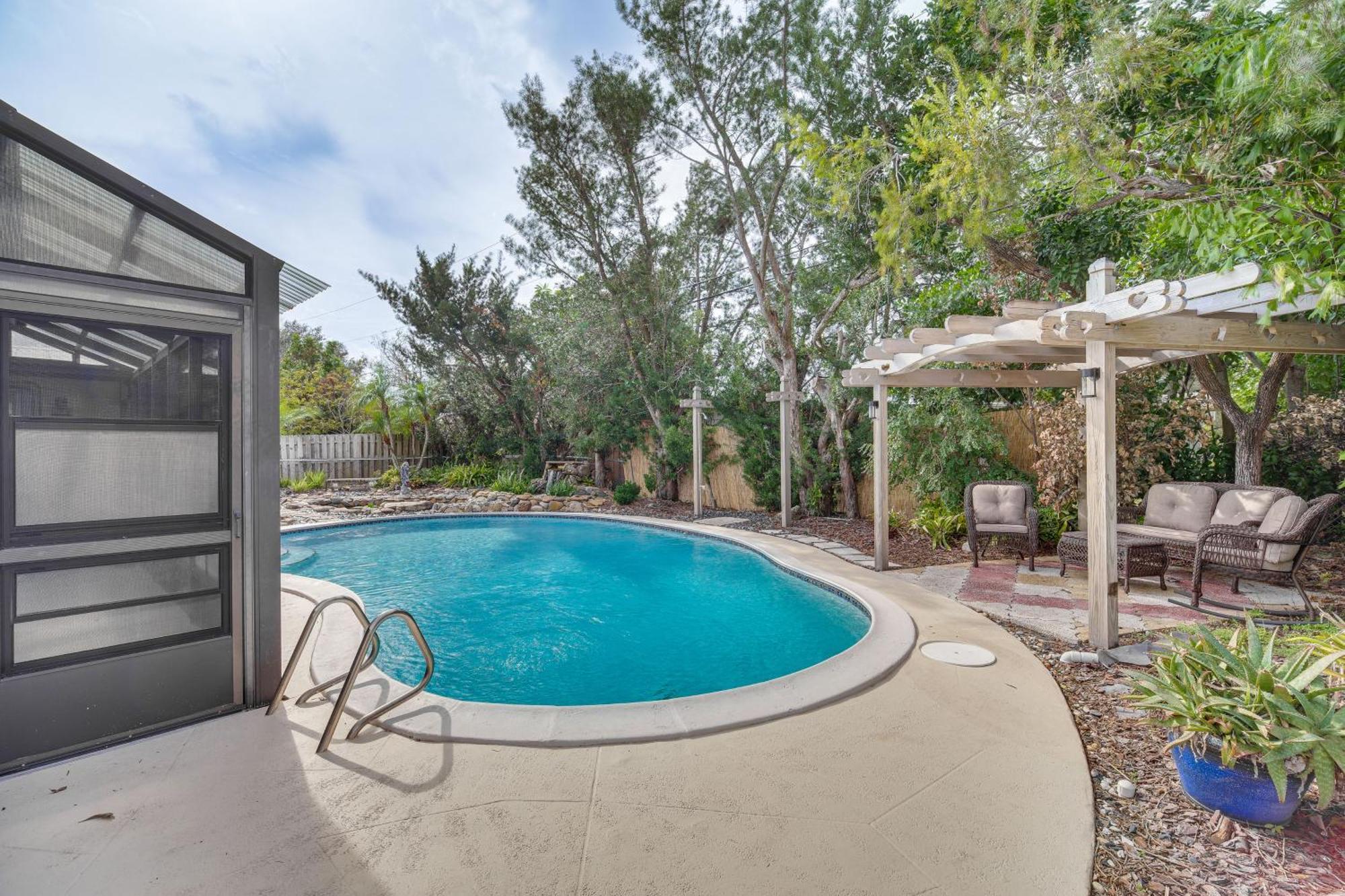 Centrally Located Merritt Island Home Pool, Porch Luaran gambar